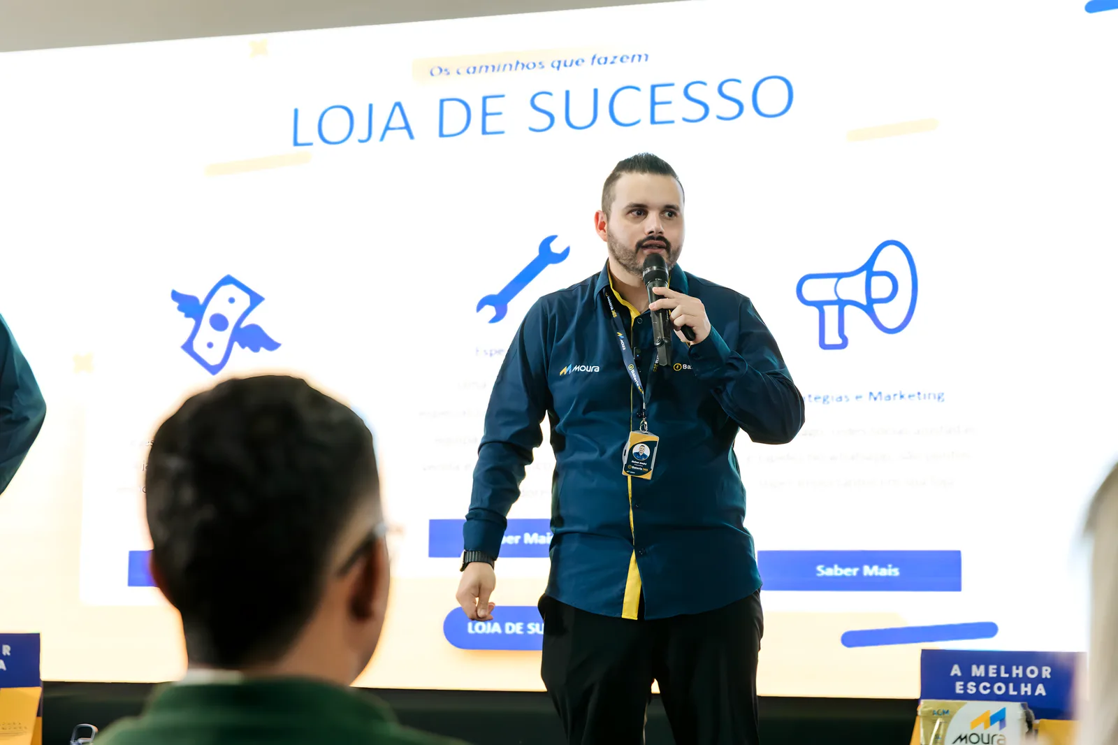 Rafael André treinando lojistas Moura em evento nacional